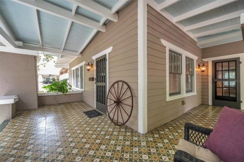 House in Saint Petersburg, Florida 3 bedrooms, 269.97 sq.m. № 1363561 - photo 9