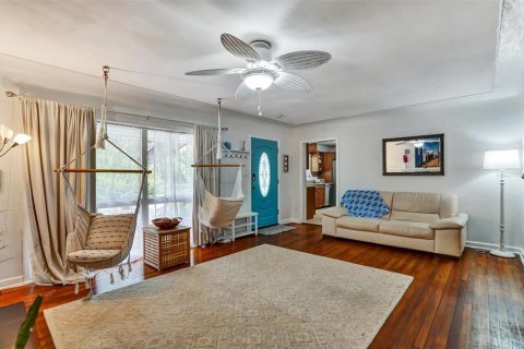 House in Saint Petersburg, Florida 3 bedrooms, 139.73 sq.m. № 2196202 - photo 6