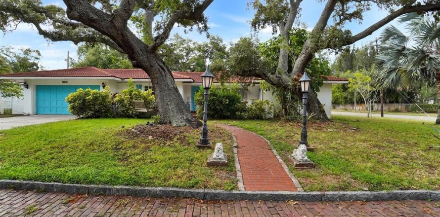 House in Saint Petersburg, Florida 3 bedrooms, 139.73 sq.m. № 2196202