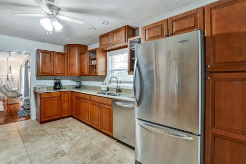 House in Saint Petersburg, Florida 3 bedrooms, 139.73 sq.m. № 2196202 - photo 18