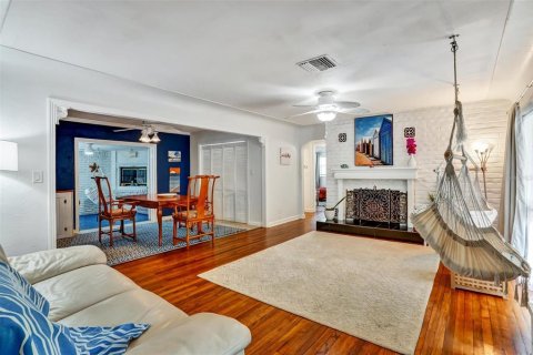 House in Saint Petersburg, Florida 3 bedrooms, 139.73 sq.m. № 2196202 - photo 15