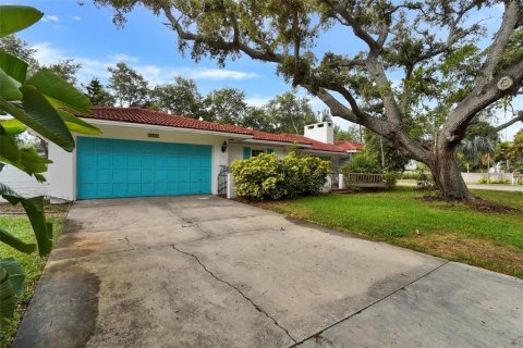 House in Saint Petersburg, Florida 3 bedrooms, 139.73 sq.m. № 2196202 - photo 3
