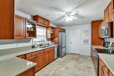 House in Saint Petersburg, Florida 3 bedrooms, 139.73 sq.m. № 2196202 - photo 20