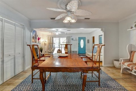House in Saint Petersburg, Florida 3 bedrooms, 139.73 sq.m. № 2196202 - photo 8