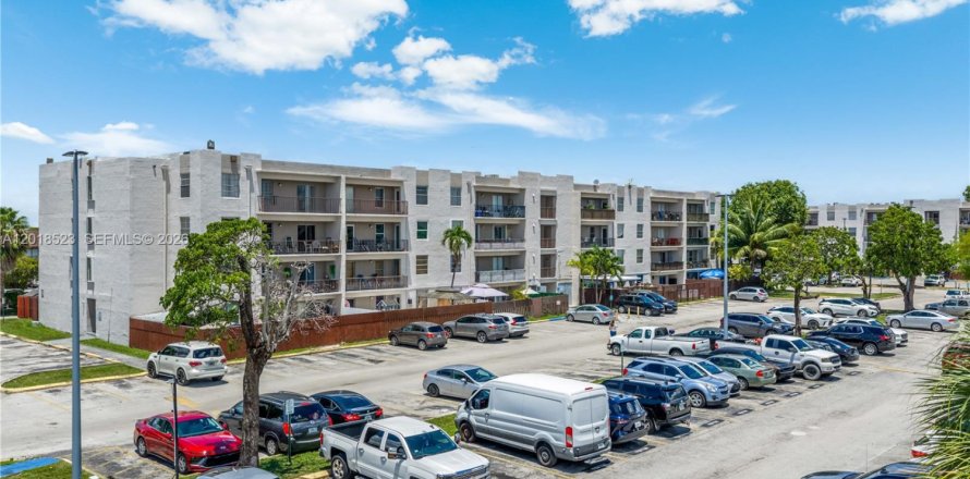 Condo à Hialeah, Floride, 2 chambres  № 2084559