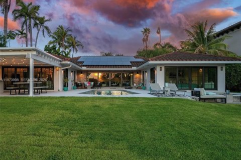 Casa en Hallandale Beach, Florida 4 dormitorios, 310.29 m2 № 2033687