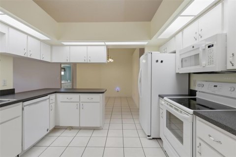 House in Leesburg, Florida 3 bedrooms, 187.66 sq.m. № 2236618 - photo 5