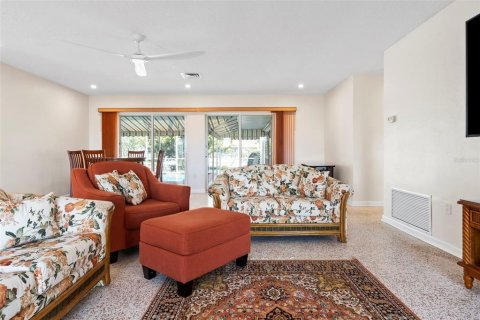 House in Port Charlotte, Florida 3 bedrooms, 146.32 sq.m. № 1760488 - photo 5