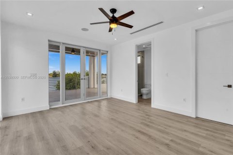 Купить виллу или дом в Майами, Флорида 5 спален, 301.19м2, № 2155066 - фото 14