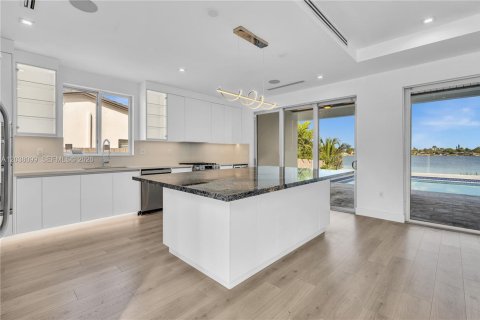 Купить виллу или дом в Майами, Флорида 5 спален, 301.19м2, № 2155066 - фото 27