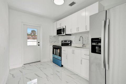 House in Pompano Beach, Florida 3 bedrooms, 115.94 sq.m. № 2083541 - photo 11