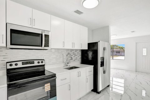 House in Pompano Beach, Florida 3 bedrooms, 115.94 sq.m. № 2083541 - photo 12