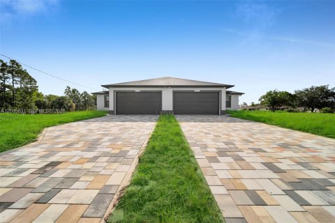 Villa ou maison à Lehigh Acres, Floride 3 chambres, 111.48 m2 № 2084721