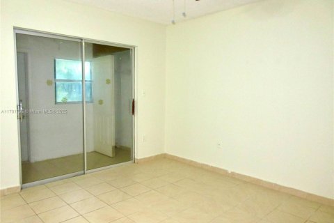 Condo in Miami, Florida, 2 bedrooms  № 1671649 - photo 8