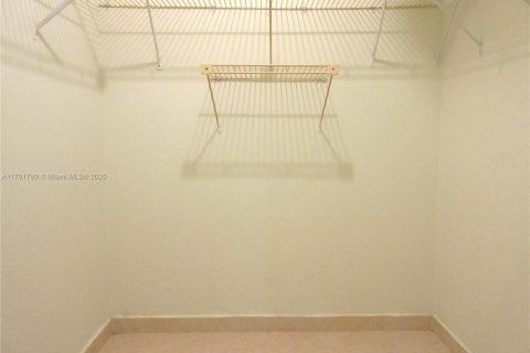 Condo in Miami, Florida, 2 bedrooms  № 1671649 - photo 12