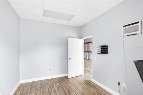 Immobilier commercial à louer à Groveland, Floride: 2770.35 m2 № 2105192 - photo 11