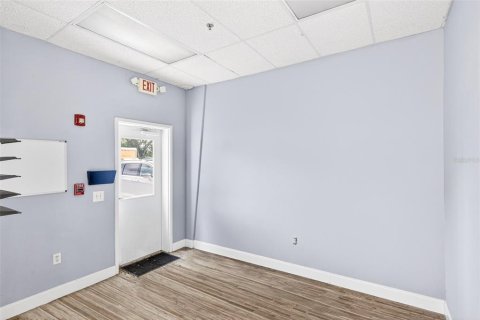 Immobilier commercial à louer à Groveland, Floride: 2770.35 m2 № 2105192 - photo 9