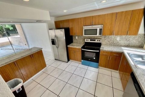 Condo in Miami, Florida, 3 bedrooms № 1994037 - photo 3