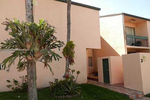 Condo in Miami, Florida, 3 bedrooms № 1994037 - photo 1