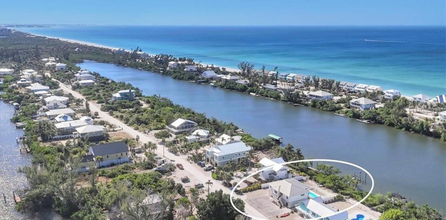 House in Placida, Florida 3 bedrooms, 134.34 sq.m. № 2108090