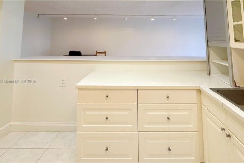Condo in Hallandale Beach, Florida, 2 bedrooms № 1938929 - photo 4