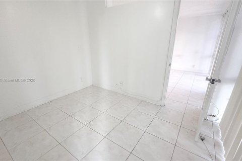 Condo in Hallandale Beach, Florida, 2 bedrooms № 1938929 - photo 16