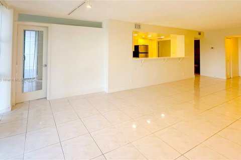 Condo in Hallandale Beach, Florida, 2 bedrooms № 1938929 - photo 3