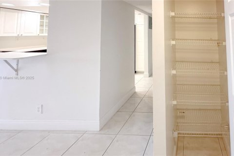 Condo in Hallandale Beach, Florida, 2 bedrooms № 1938929 - photo 20