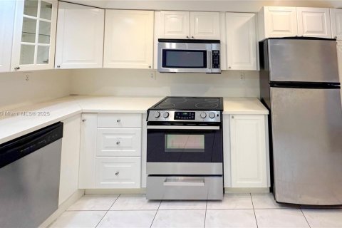 Condo in Hallandale Beach, Florida, 2 bedrooms № 1938929 - photo 2