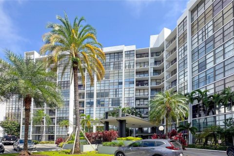 Condo in Hallandale Beach, Florida, 2 bedrooms № 1938929 - photo 23