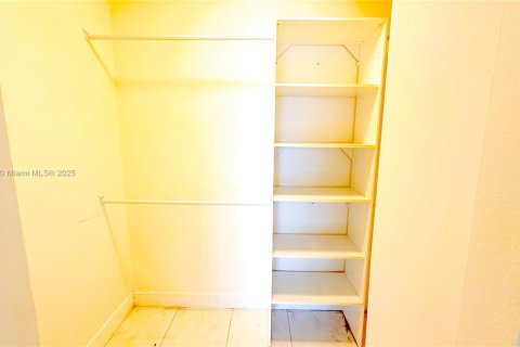 Condo in Hallandale Beach, Florida, 2 bedrooms № 1938929 - photo 9