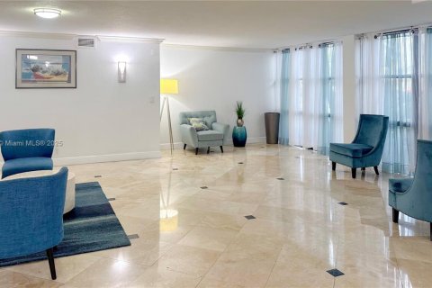 Condo in Hallandale Beach, Florida, 2 bedrooms № 1938929 - photo 22