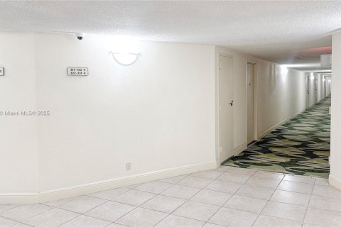 Condo in Hallandale Beach, Florida, 2 bedrooms № 1938929 - photo 21