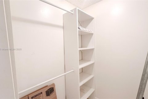 Condo in Hallandale Beach, Florida, 2 bedrooms № 1938929 - photo 19