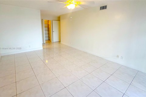 Condo in Hallandale Beach, Florida, 2 bedrooms № 1938929 - photo 6