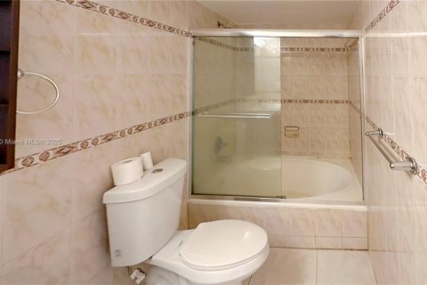 Condo in Hallandale Beach, Florida, 2 bedrooms № 1938929 - photo 8