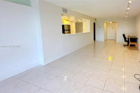 Condo in Hallandale Beach, Florida, 2 bedrooms № 1938929 - photo 13