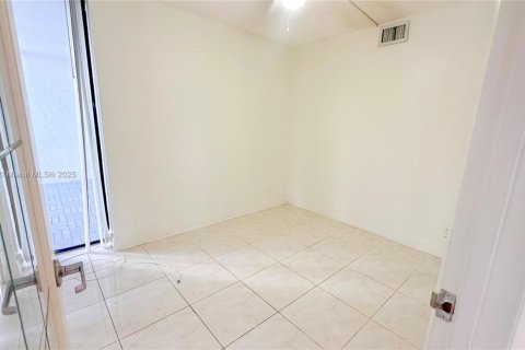 Condo in Hallandale Beach, Florida, 2 bedrooms № 1938929 - photo 14