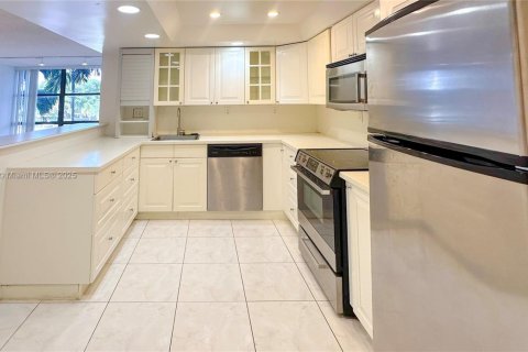 Condo in Hallandale Beach, Florida, 2 bedrooms № 1938929