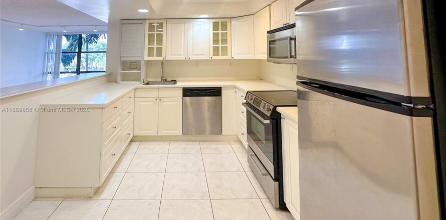 Condo in Hallandale Beach, Florida, 2 bedrooms № 1938929