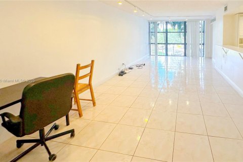 Condo in Hallandale Beach, Florida, 2 bedrooms № 1938929 - photo 18