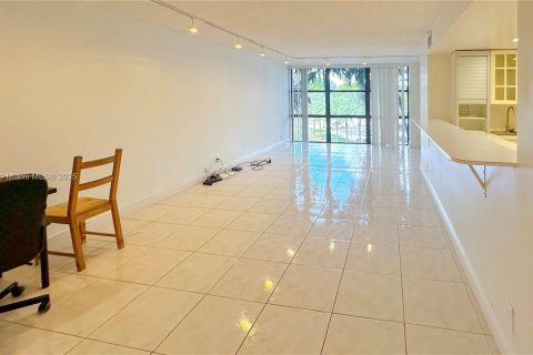 Condo in Hallandale Beach, Florida, 2 bedrooms № 1938929 - photo 12