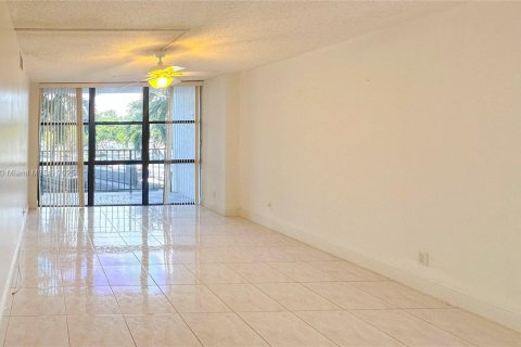 Condo in Hallandale Beach, Florida, 2 bedrooms № 1938929 - photo 10