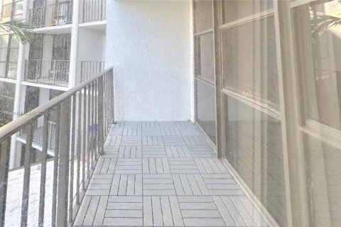 Condo in Hallandale Beach, Florida, 2 bedrooms № 1938929 - photo 17