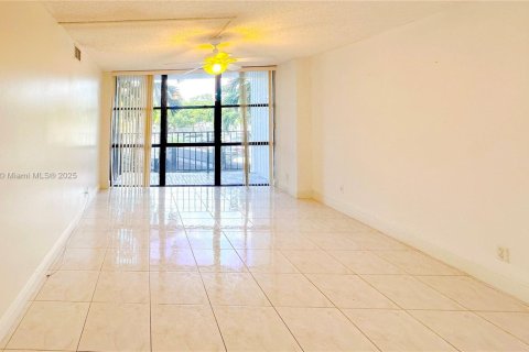 Condo in Hallandale Beach, Florida, 2 bedrooms № 1938929 - photo 7