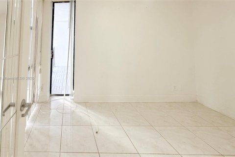 Condo in Hallandale Beach, Florida, 2 bedrooms № 1938929 - photo 15