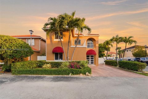 House in Miami, Florida 5 bedrooms, 147.25 sq.m. № 2255588