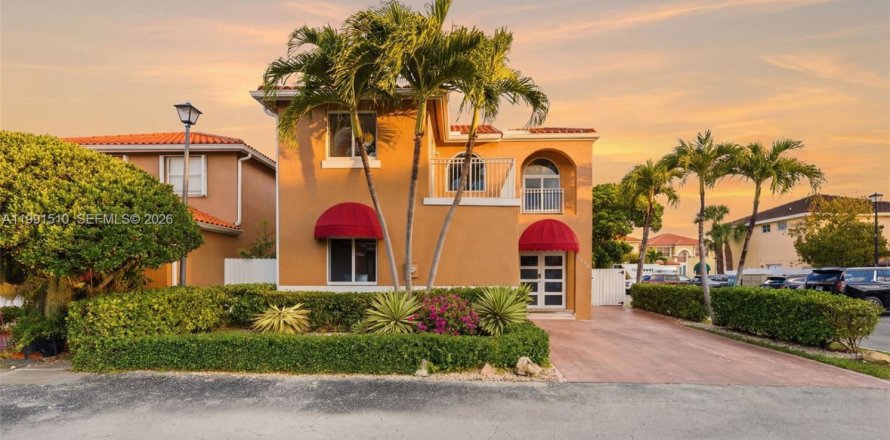 House in Miami, Florida 5 bedrooms, 147.25 sq.m. № 2255588