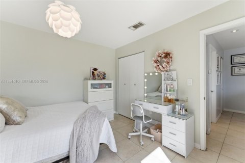 House in Miami, Florida 5 bedrooms, 147.25 sq.m. № 2255588 - photo 20