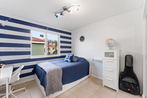 House in Miami, Florida 5 bedrooms, 147.25 sq.m. № 2255588 - photo 27